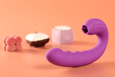 Lilian – G-Spot vibrator with rotating head & vibrating tongue by Honey Play Box.